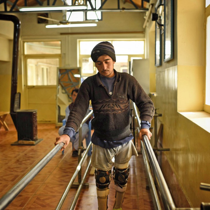 Seorang pasien di Pusat Rehabilitasi Fisik ICRC di Mazar-I Sharif, kota di utara Afganistan, berlatih dengan kedua kaki barunya. CC BY-NC-ND / ICRC / A. Quilty